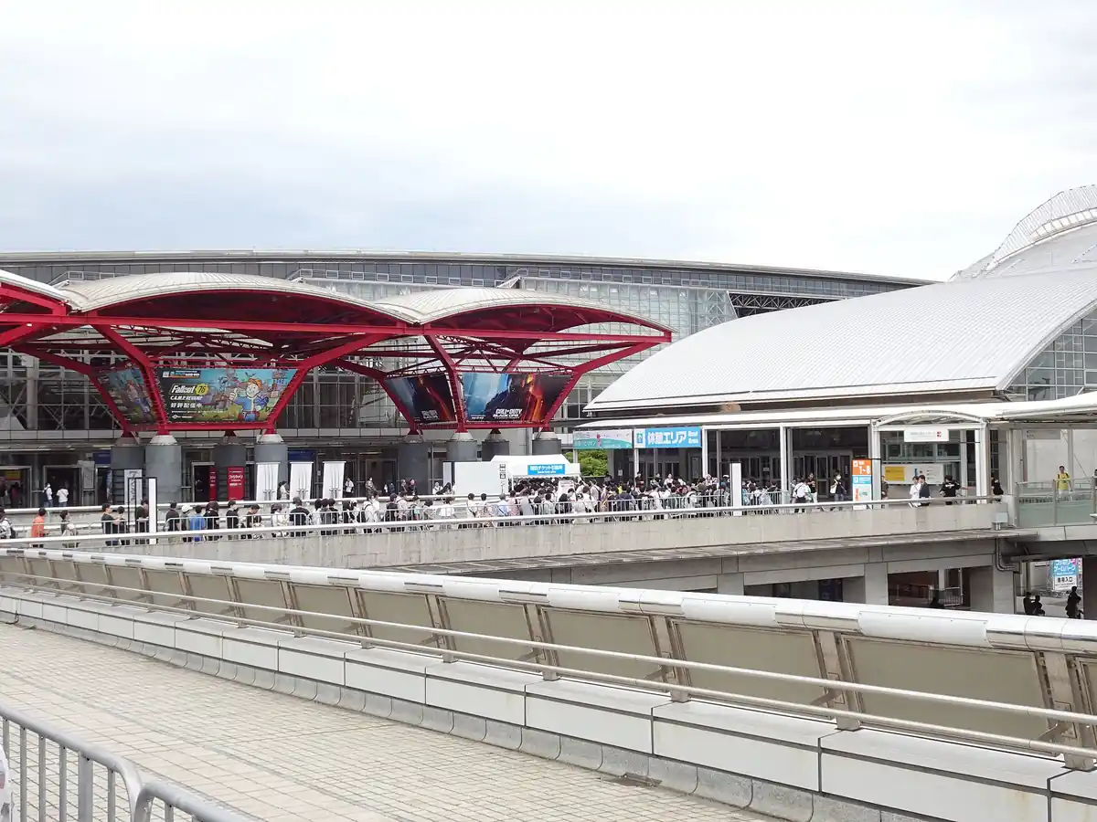 Fila de visitantes na entrada da Makuhari Messe durante a Tokyo Game Show 2025