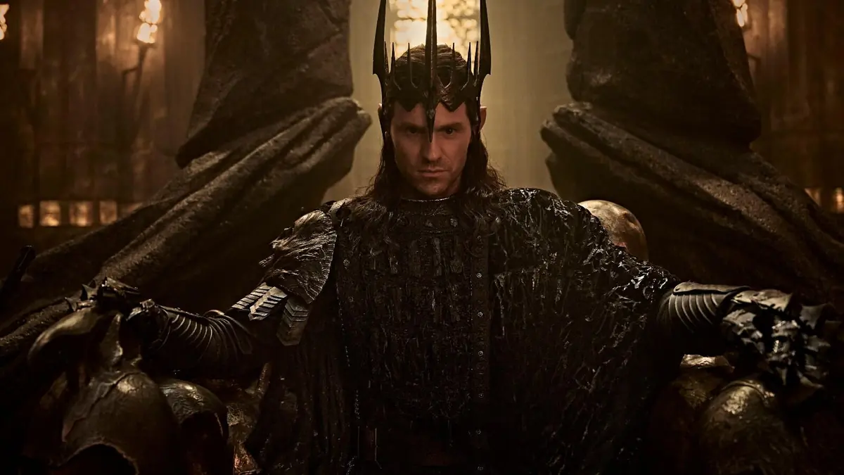 Sauron, interpretado por Charlie Vickers, na 3ª temporada de Os Anéis de Poder