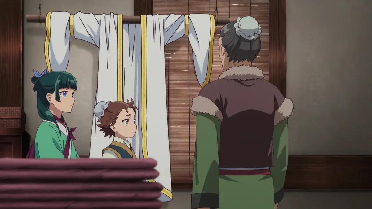 Maomao e Chou-u diante do manto do rato de fogo no episodio 2 da 3a temporada