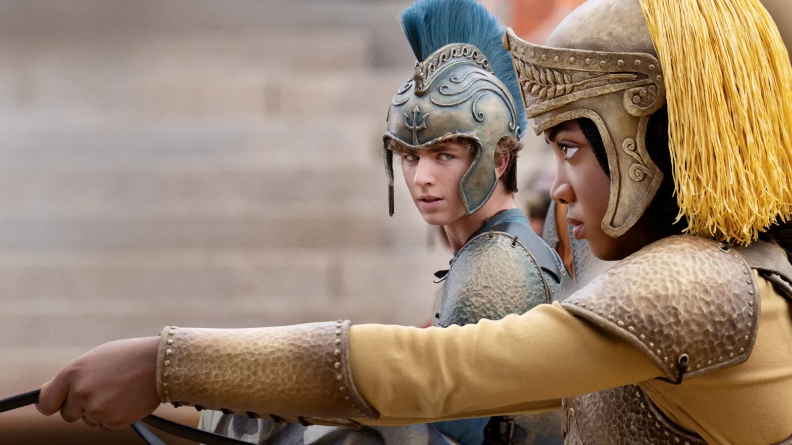 Percy e Annabeth na corrida de bigas da 2a temporada de Percy Jackson e os Olimpianos