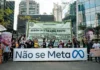 Suposta interferência da Meta na eleição: denúncias, respostas e o TSE Protesto contra a Meta em São Paulo durante a eleição de 2026, com faixa Não se Meta